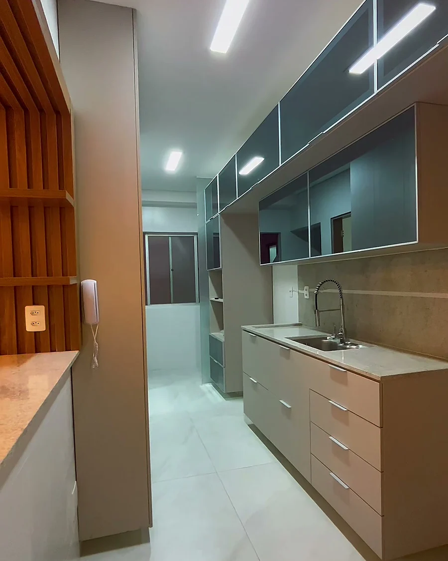 Cozinha com marcenaria planejada, armários suspensos e bancada, entregue em reforma da Si.Go