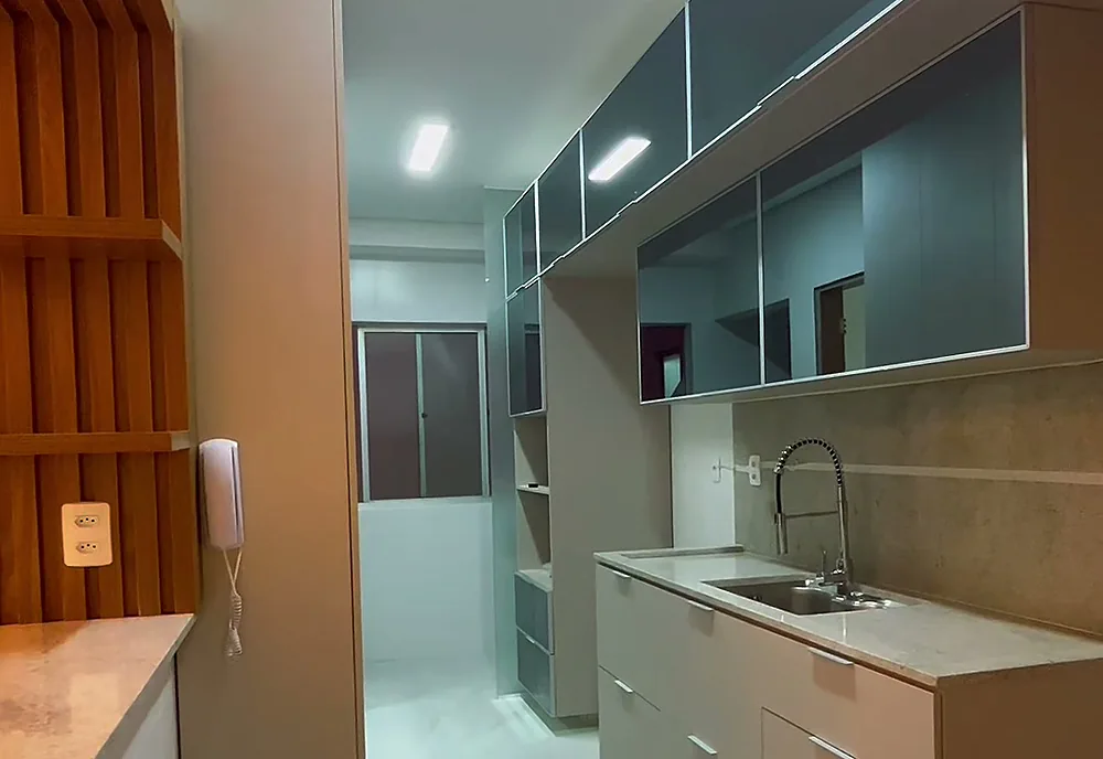 Cozinha com marcenaria planejada, armários suspensos e bancada, entregue em reforma da Si.Go